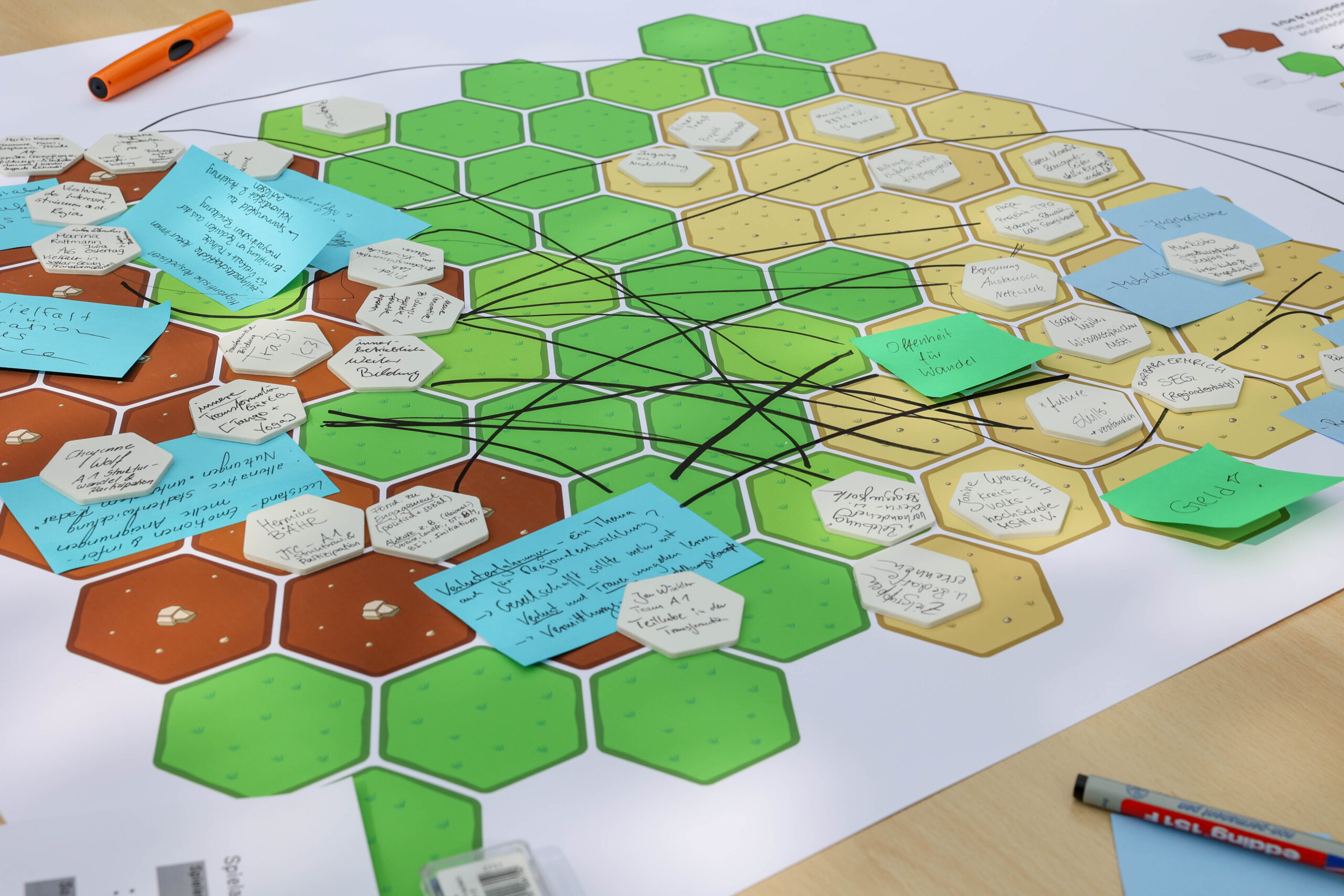 Ein Spielplan mit sechseckigen Spielsteinen und gezeichneten Verbindungslinien