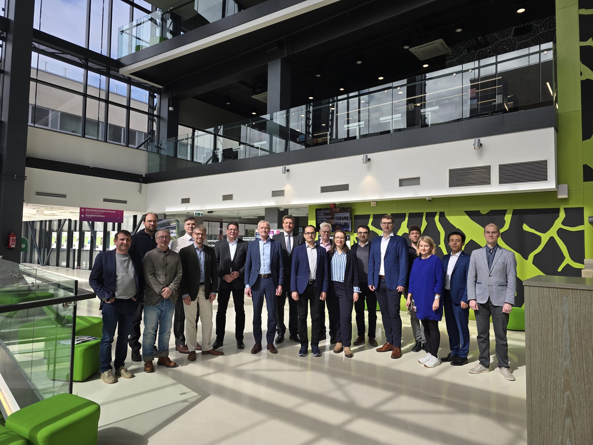 Forscherinnen und Forscher aus Tallinn und Halle haben sich für ein Gruppenfoto aufgestellt