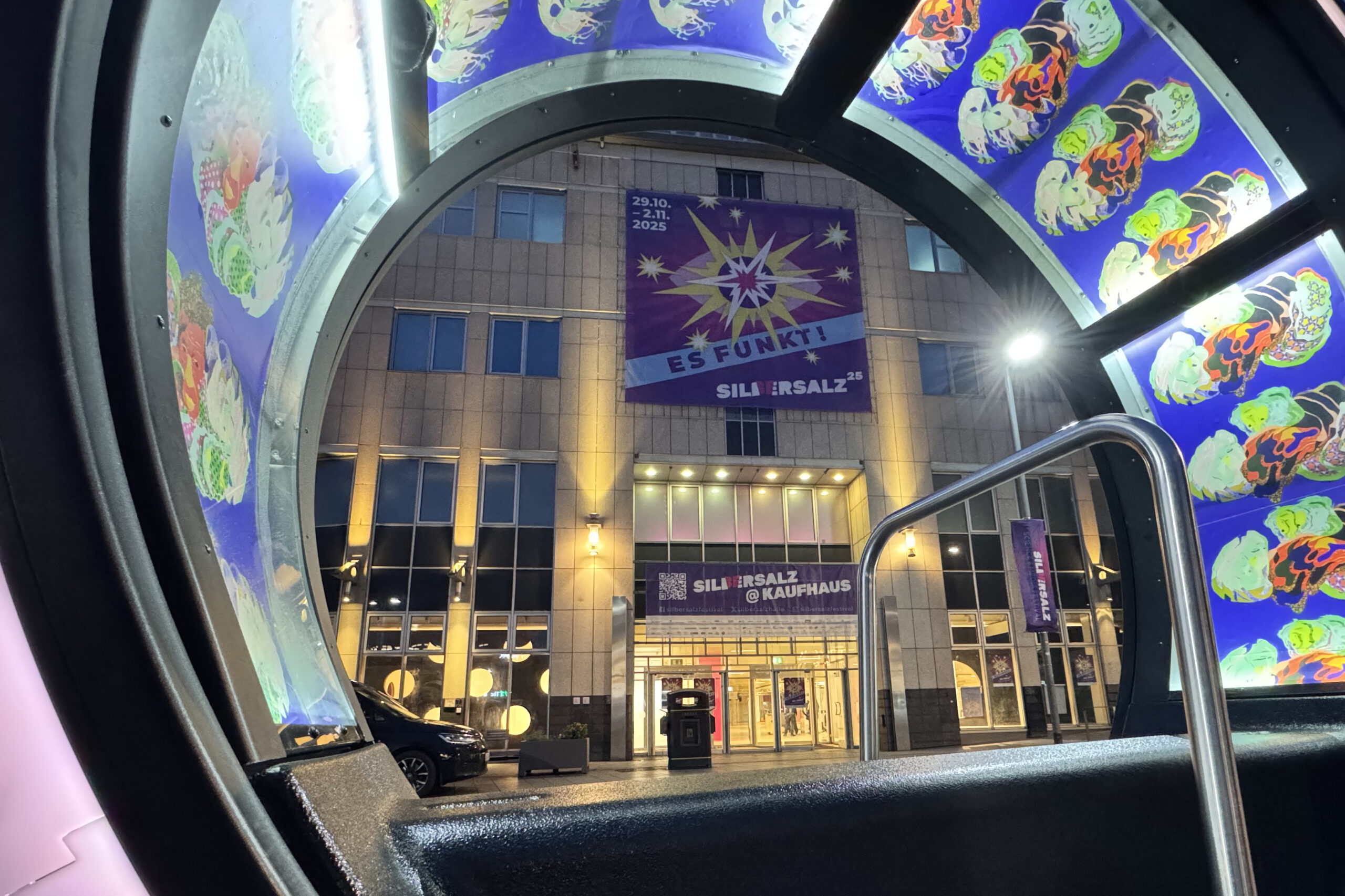 Loop-Installation vor dem ehemaligen Kaufhof-Gebäude in Halle (Saale)